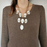 ketting met 8 ovale matte hangers in goudkleur - Rosanna de la Riva