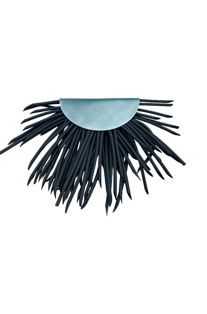 moderne statement broche met fringe design - zwart en zilver - br103 - Heike