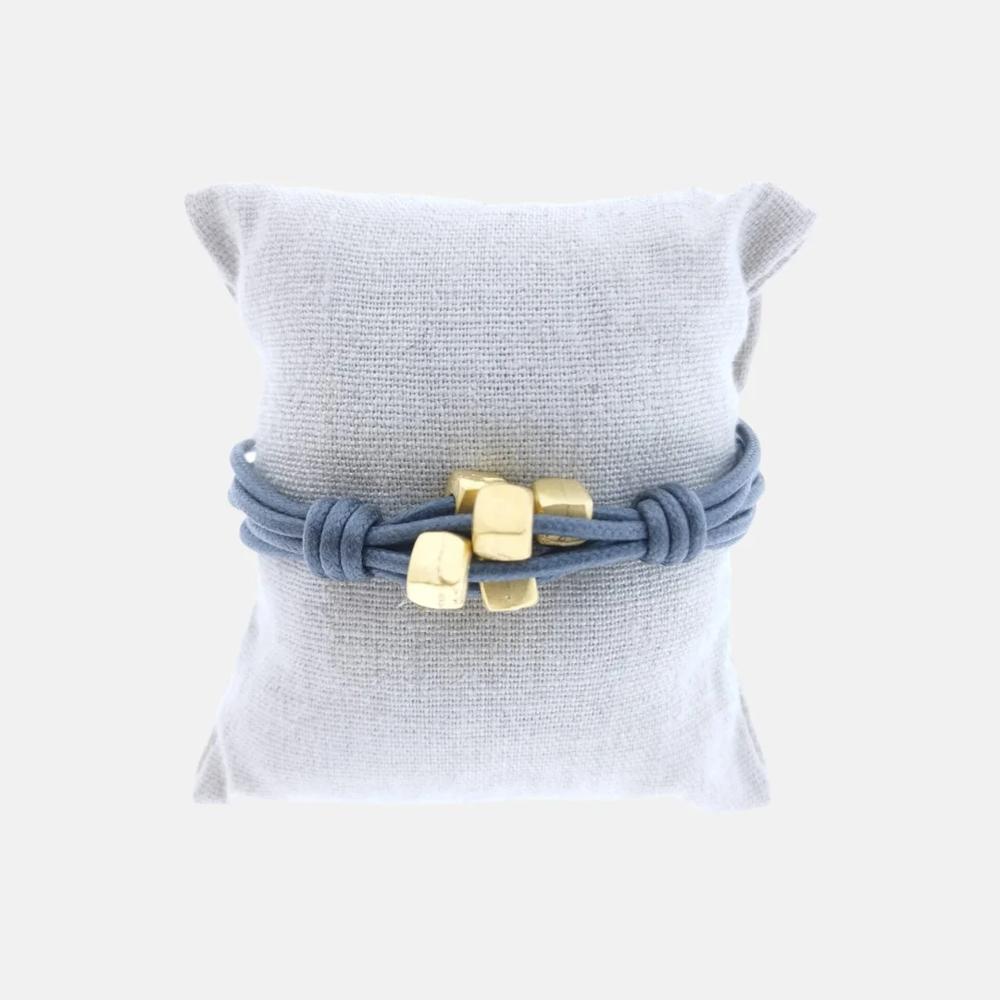 stijlvolle blauwe lederen armband met zes gouden kubussen - Rosanna de la Riva