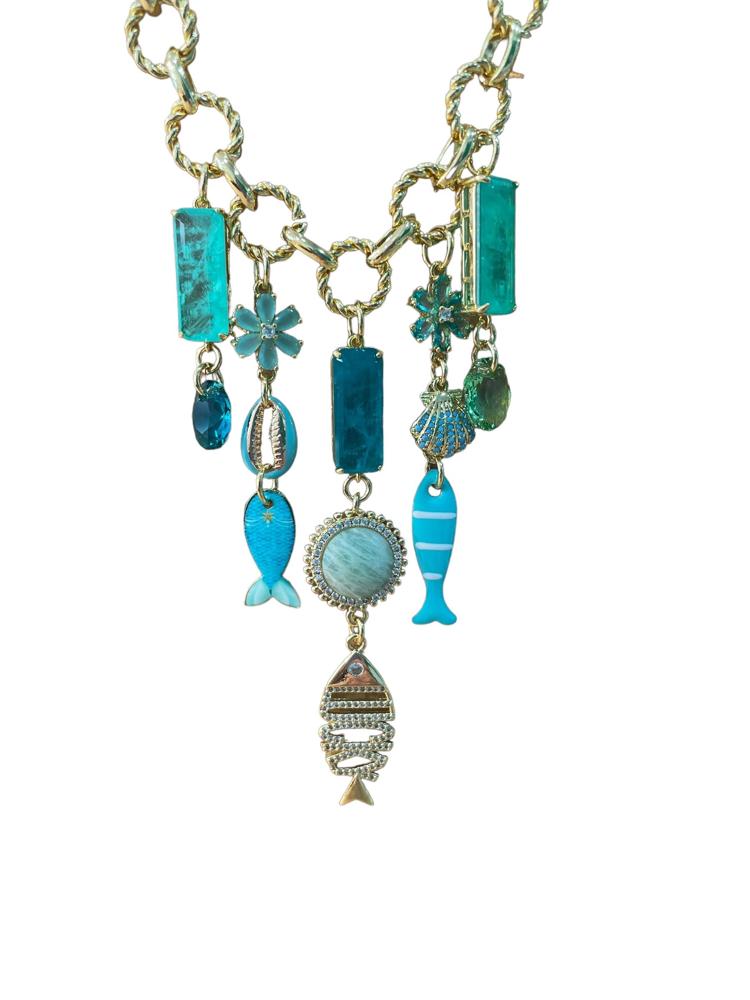 gouden statement halsketting met turquoise accenten en bedels cobb27 - Sophie Goetsch